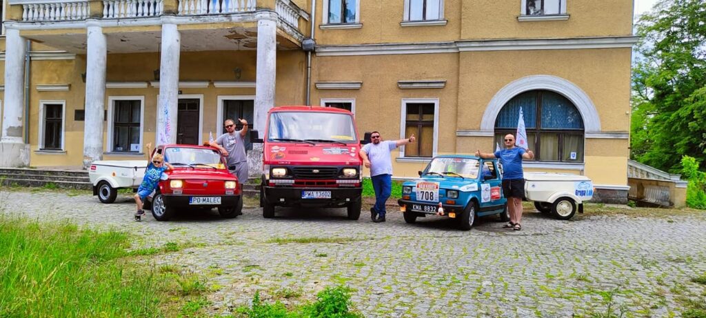 15.05.2022 – I pojechali w drogę… Dziś ekipa z PCH126p wyruszyła na VI Charytatywny Rajd Koguta 16-20.06.2022 podczas którego będzie musiała zmierzyć się z pokonaniem prawie 1300 km trasy z Chodzieży przez Oławę do Giżycka. Będziemy śledzić ich wyjazd na bieżąco.